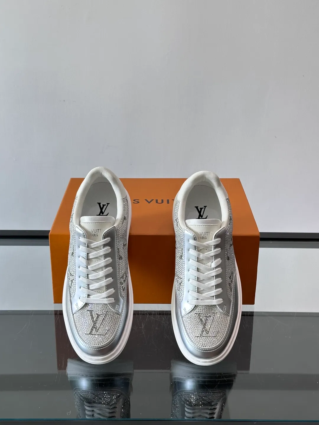 Men's shoes 💰p400 "＊OUIS ＊UITTO＊" 2025 new sports shoes, classic Monogram presbyopia + full diamond upper, full of luxury! The upper is made of high-quality leather and the sole is rubber, which is comfortable and wear-resistant👟. LV logo on the side of the shoe + brand logo on the sole, the details are super exquisite. The low-top design is suitable for daily leisure or light sports. It looks great with jeans and sportswear. The silver cyberpunk style is very popular in the fashion circle and is a must-have for young people! 💫 size：38-44